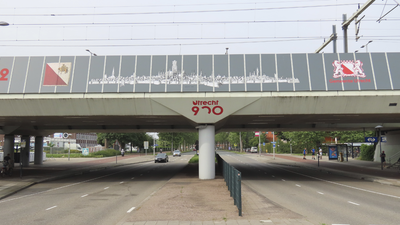 901865 Gezicht op het spoorwegviaduct over de Cartesiusweg bij station Utrecht Zuilen, vanuit het noordoosten. Op de ...